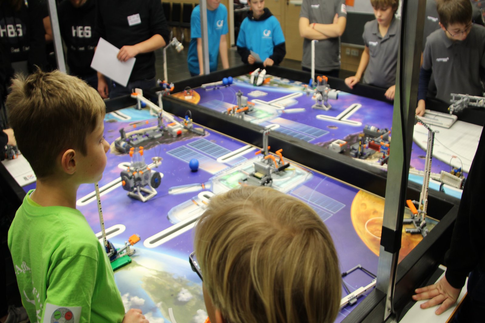 Eine Gruppe Kinder steht um einen Versuchsaufbau.