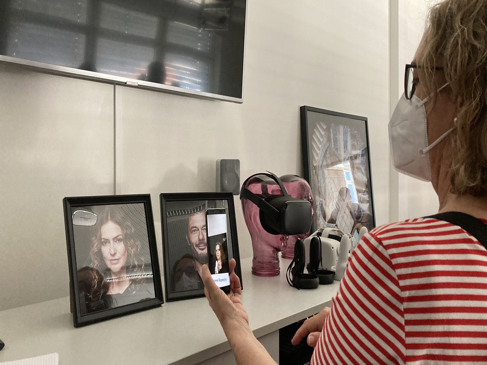 Eine Frau schaut auf ein Smartphone, auf diesem werden