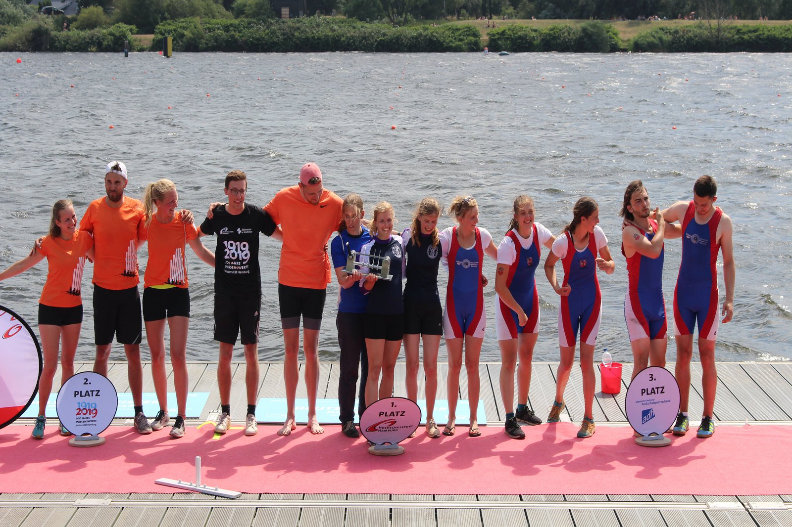 FH-Studentin Melanie Schäfer (7.v.l.) fuhr mit ihrem Team bei den Hochschulmeisterschafte einen ersten Platz ein. Foto: Tobias Höflein