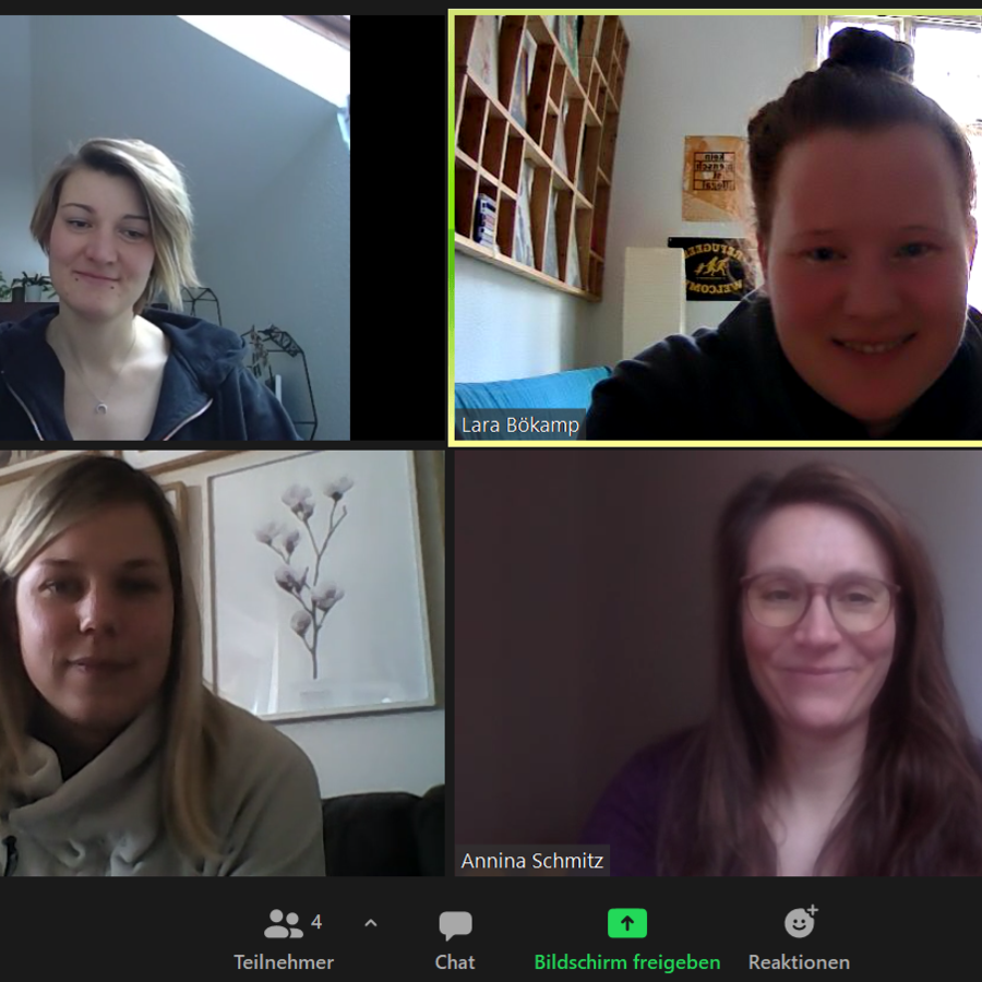 Vier Studentinnen in einem Zoom Call.