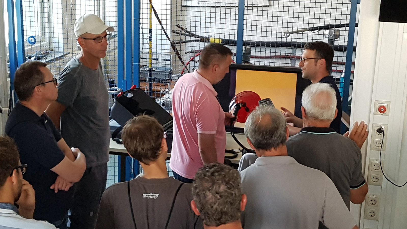 Daniel Götz, Entwicklungsleiter der Firma MEGGER, erklärt im Hochspannungslabor der FH Kiel bei 40.000 Volt die neuste Generation Messtechnik. Foto: K. Rethmeier