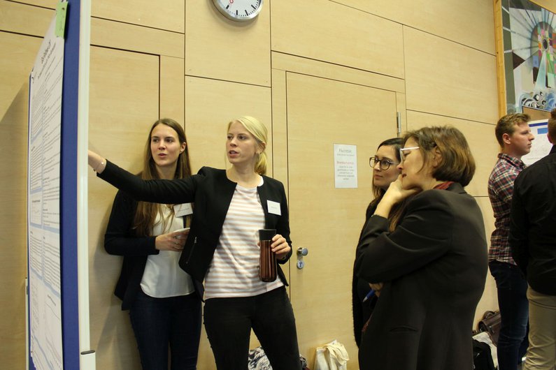 Studierende der Fachhochschule Kiel im Austausch mit Prof. Dr. Birgit Wolf vom Touro College in Berlin.