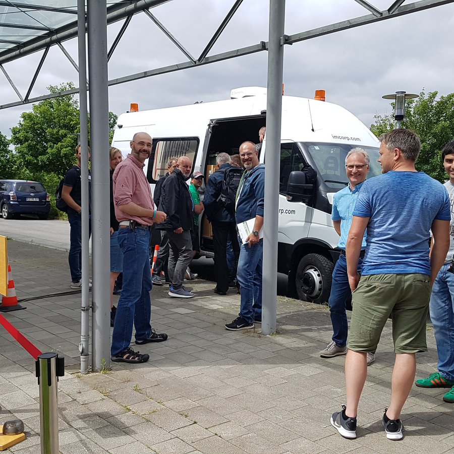 Gruppe Menschen vor Transporter