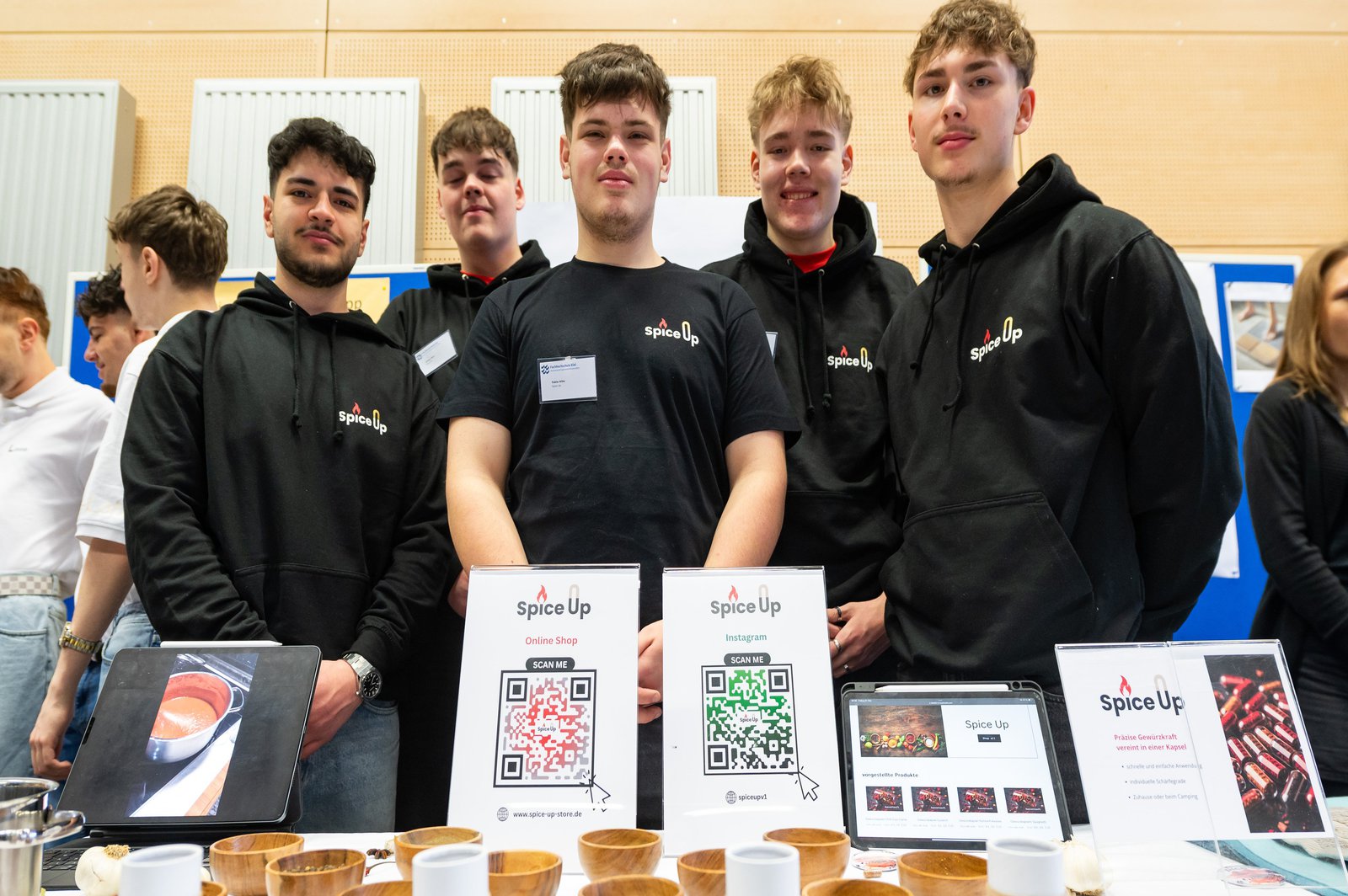 fünf Schüler der Beruflichen Schule aus Eutin an ihrem Stand beim Finale der StartUp Challenge 2025 im Audimax der FH Kiel