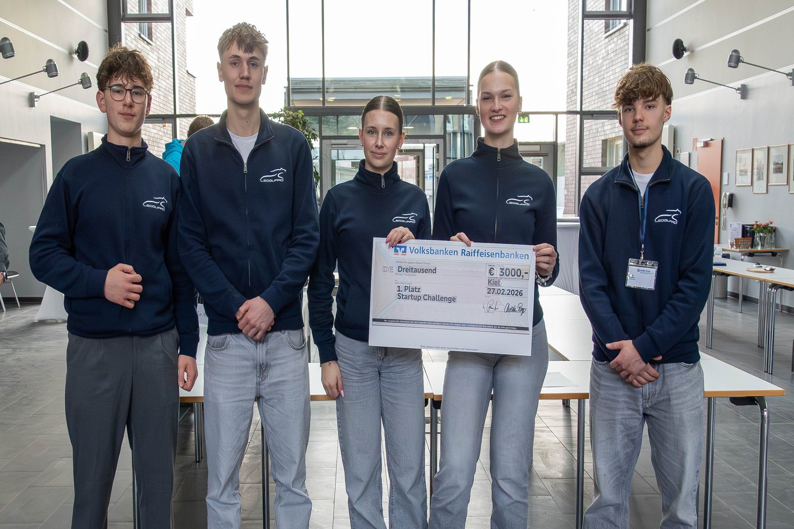 Die Schülerinnen und Schüler des Team Leoguard vom RBZ Steinburg halten einen großen, symbolischen Scheck über 3.000 Euro für den ersten Platz.