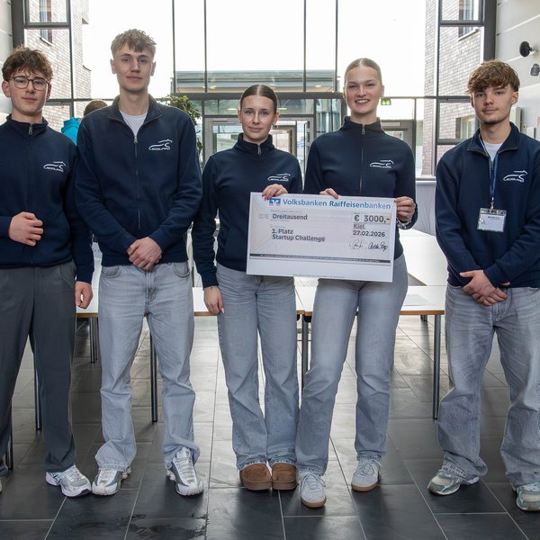 Das Team Leoguard vom RBZ Steinburg freut sich über den ersten Platz bei der StartUp Challenge SH 2026. 