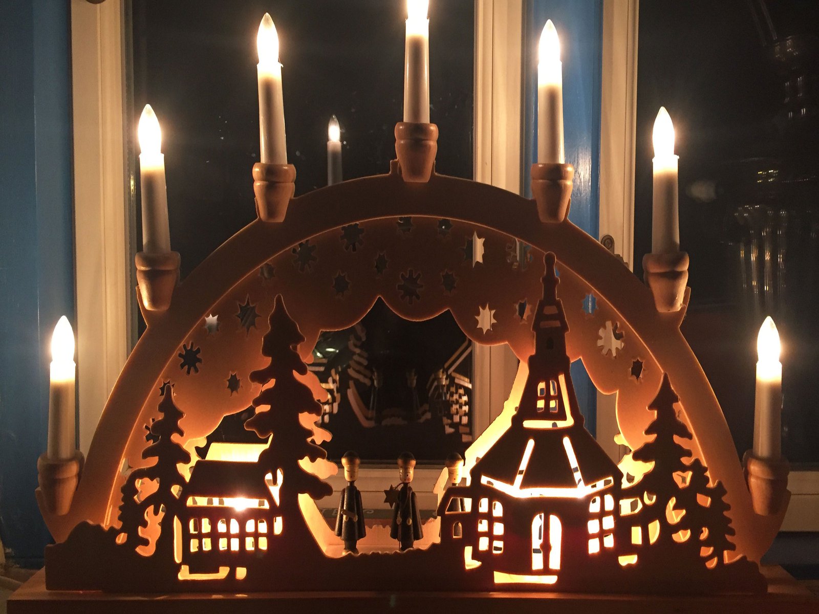 Ein weihnachtlicher elektrischer Kerzenständer.