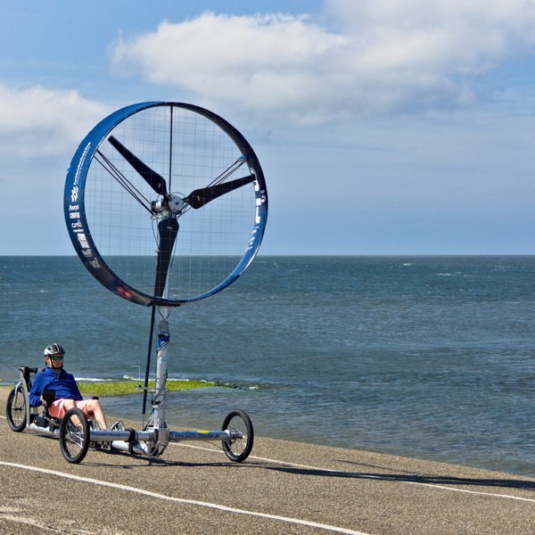 Gegenwindfahrzeug am Strand 
