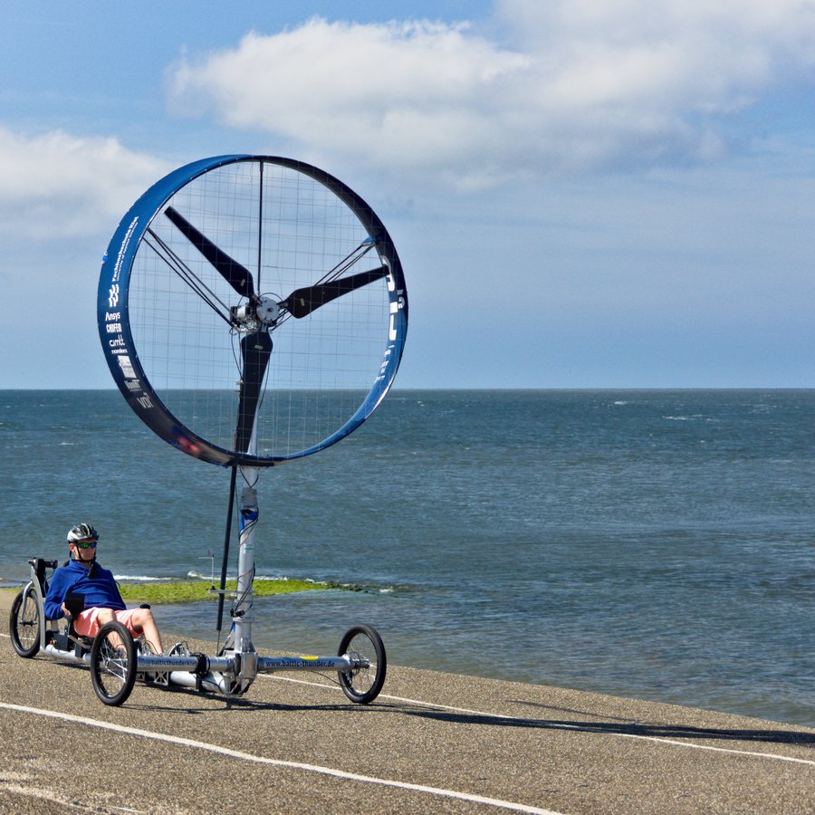 Gegenwindfahrzeug am Strand 