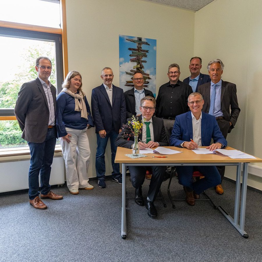 v.l.n.r.: Michael Baerwald (BBZ Plön), Prof. Dr. Sylvia Kägi, Prof. Dr. Marco Hardiman, Prof. Dr. Christian Krauss (FH Kiel), Kai Bellstedt (BBZ ), Björn Demmin (Landrat Kreis Plön), Dr. Arno Broux (SHIBB)  sitzend: Torge Indinger (Schulleiter BBZ Plön), Prof. Dr. Björn Christensen (Präsident FH Kiel)