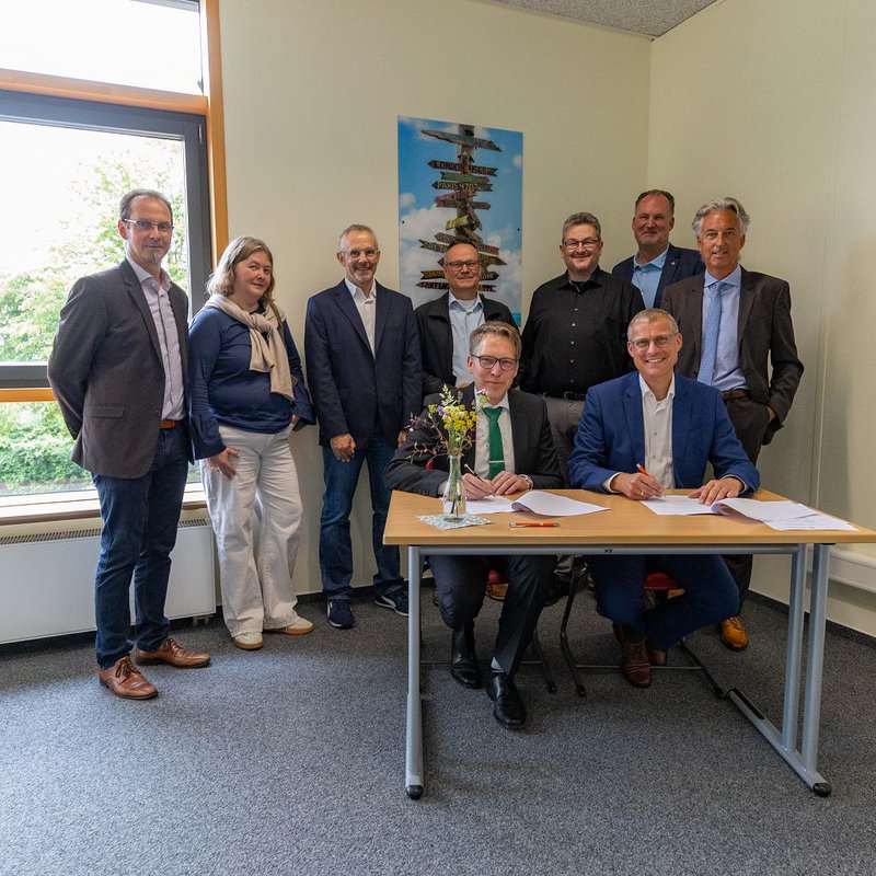 v.l.n.r.: Michael Baerwald (BBZ Plön), Prof. Dr. Sylvia Kägi, Prof. Dr. Marco Hardiman, Prof. Dr. Christian Krauss (FH Kiel), Kai Bellstedt (BBZ ), Björn Demmin (Landrat Kreis Plön), Dr. Arno Broux (SHIBB)  sitzend: Torge Indinger (Schulleiter BBZ Plön), Prof. Dr. Björn Christensen (Präsident FH Kiel)