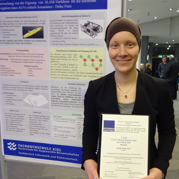 Eine Frau präsentiert Stolz ihren 1. Platz bei der Preisverleihung des Petersen-Preis.