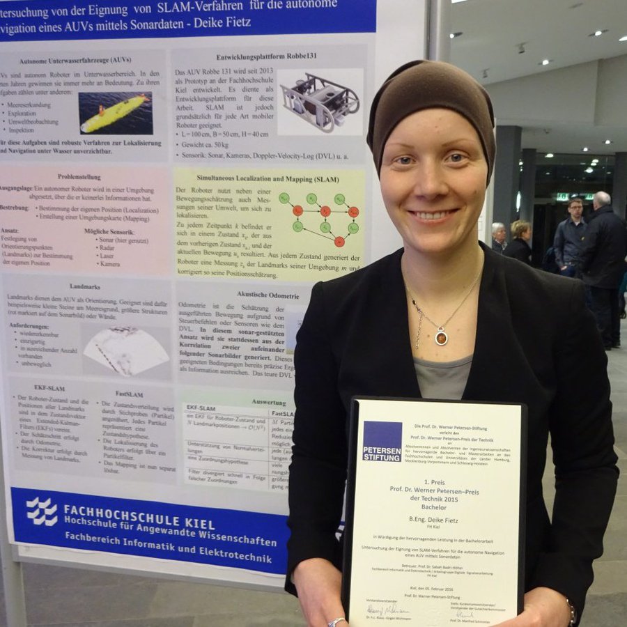 Eine Frau präsentiert Stolz ihren 1. Platz bei der Preisverleihung des Petersen-Preis.