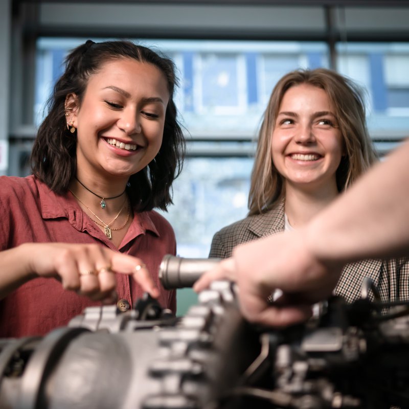 Zwei junge Frauen hinter einer Maschine