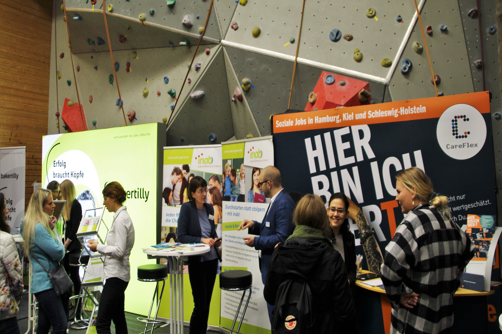 Auch in der Kletterhalle im Gebäude 18 präsentierten sich Firmen den Studierenden der FH Kiel. Foto: Lennard Worobic