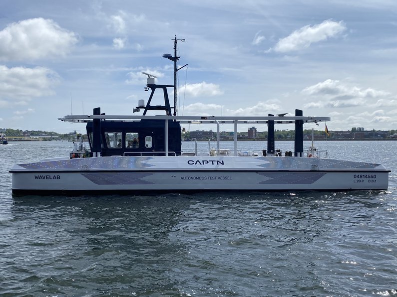 CAPTN Förde Areal II – Praxisnahe Erforschung der (teil)autonomen, emissionsfreien Schifffahrt im digitalen Testfeld Bild der Wavelab - Testschiff des CAPTN Förde Areal Projekts