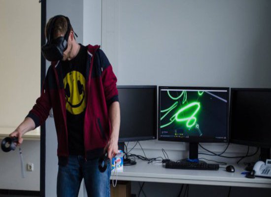 Mann mit VR Brille