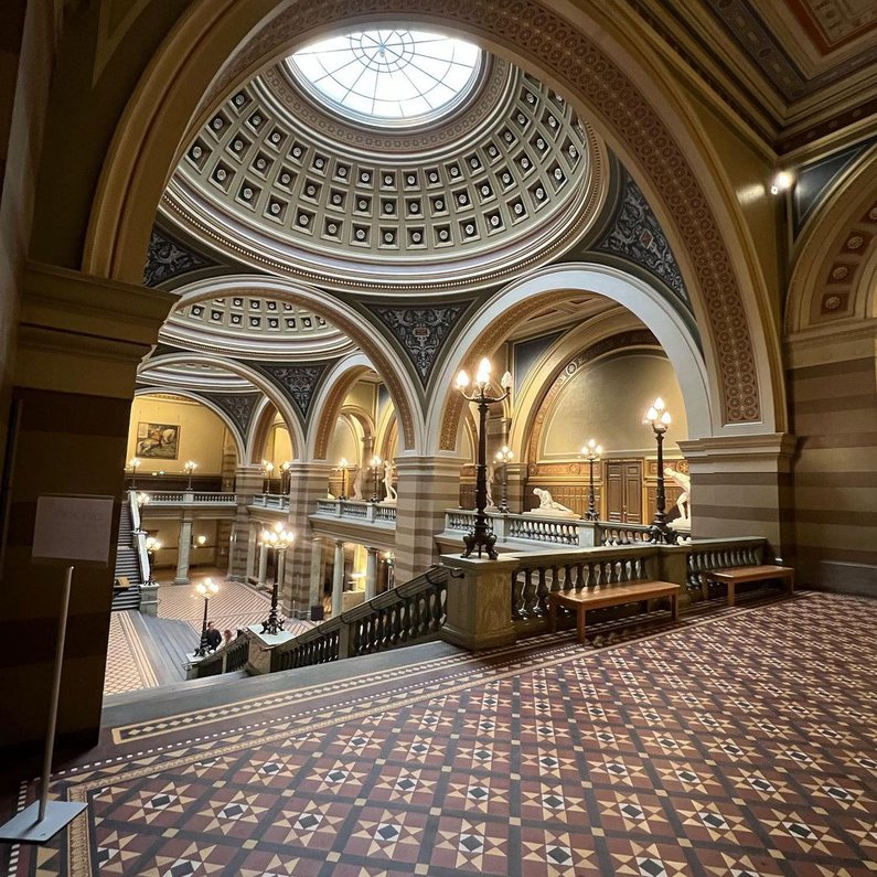 Prächtig verzierte Eingangshalle mit Mamor, Säulen und gemustertem Steinboden