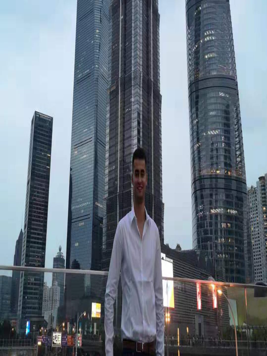 Mann vor Wolkenkratzern