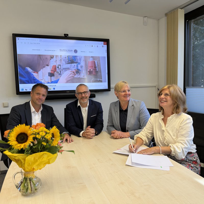Vier Menschen sitzen an einem Tisch