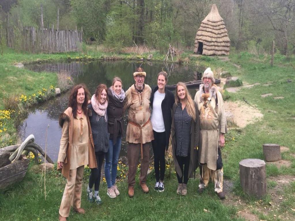 Eine Gruppe von Studierenden in einer grünen Umgebung.