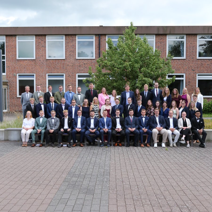 55 Agragstudierende blicken in die Kamera.
