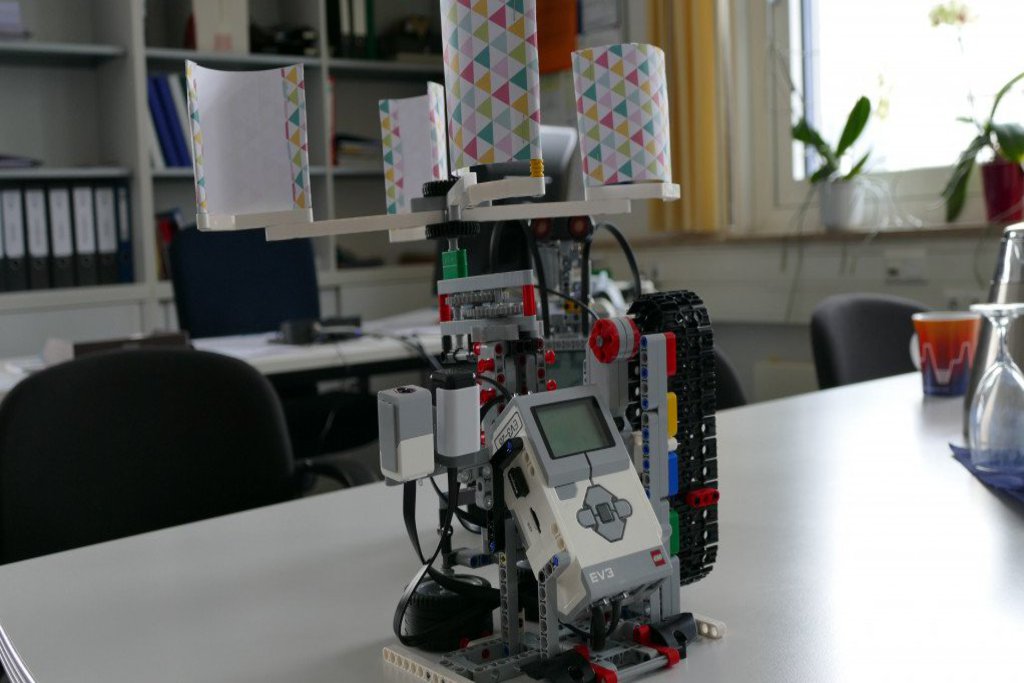Der zweite Lego-Roboter ist in Gänze abgebildet und es sieht so aus, als könne dieser Windstärken messen.
