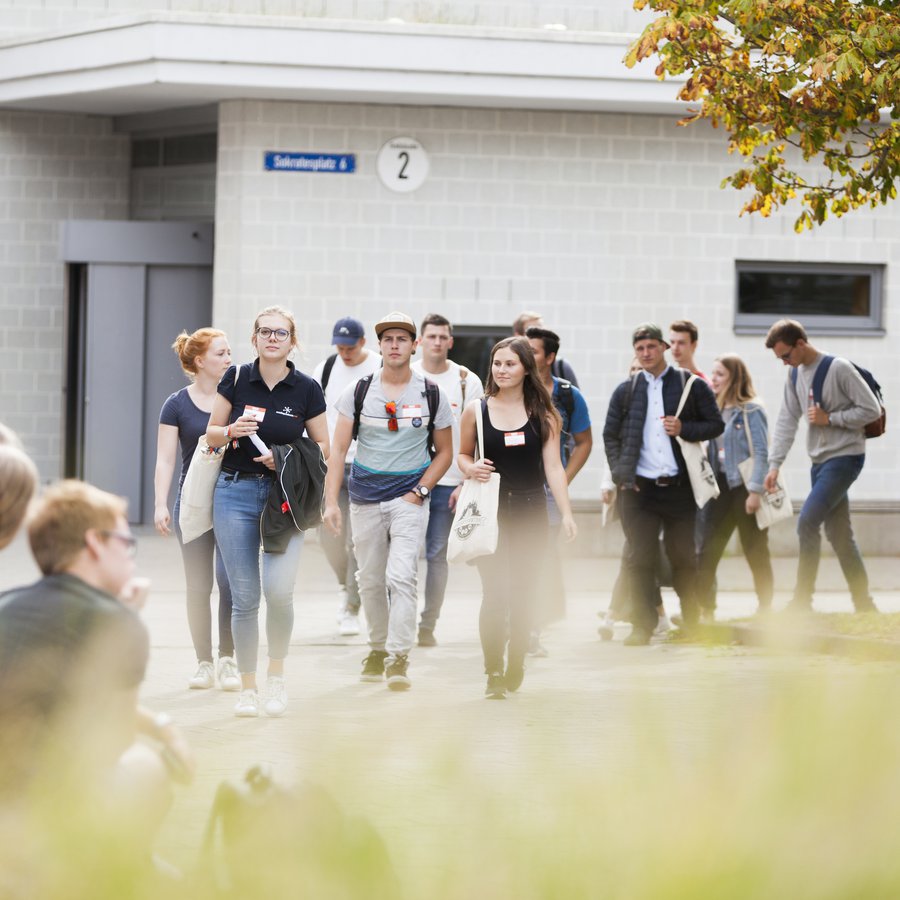 Campusimpression Junge Menschen vor einem Gebäude