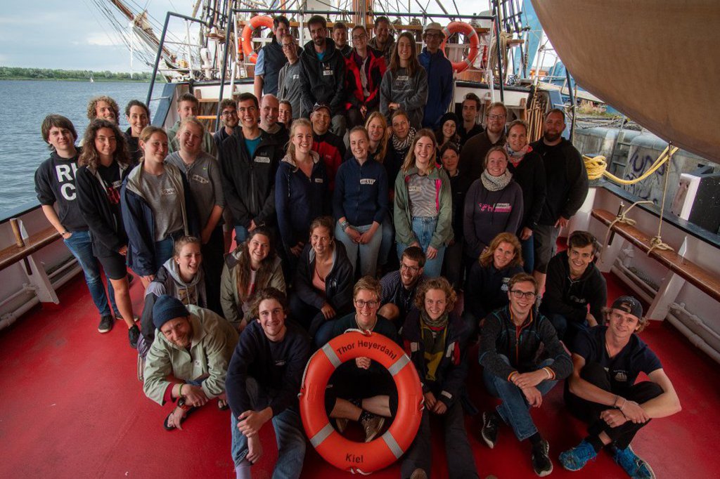 eine Gruppe Menschen auf einem Traditionssegler