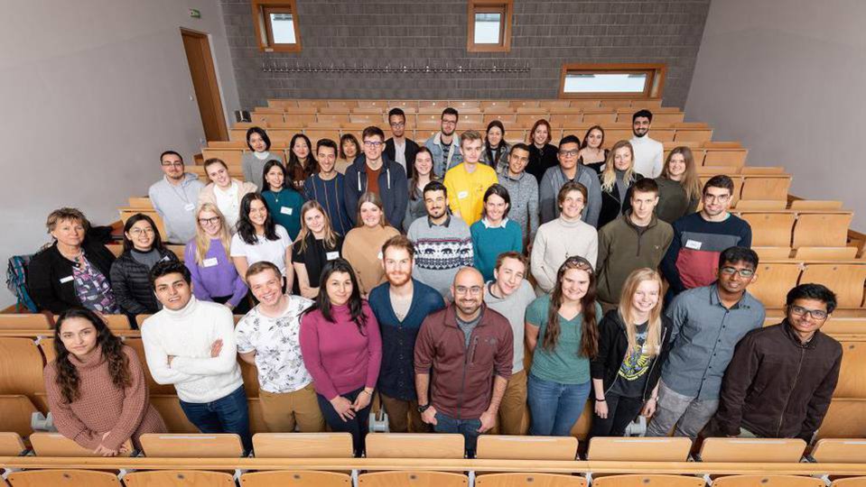 Das Bild zeigt eine Gruppe Studierender in einem Hörsaal.