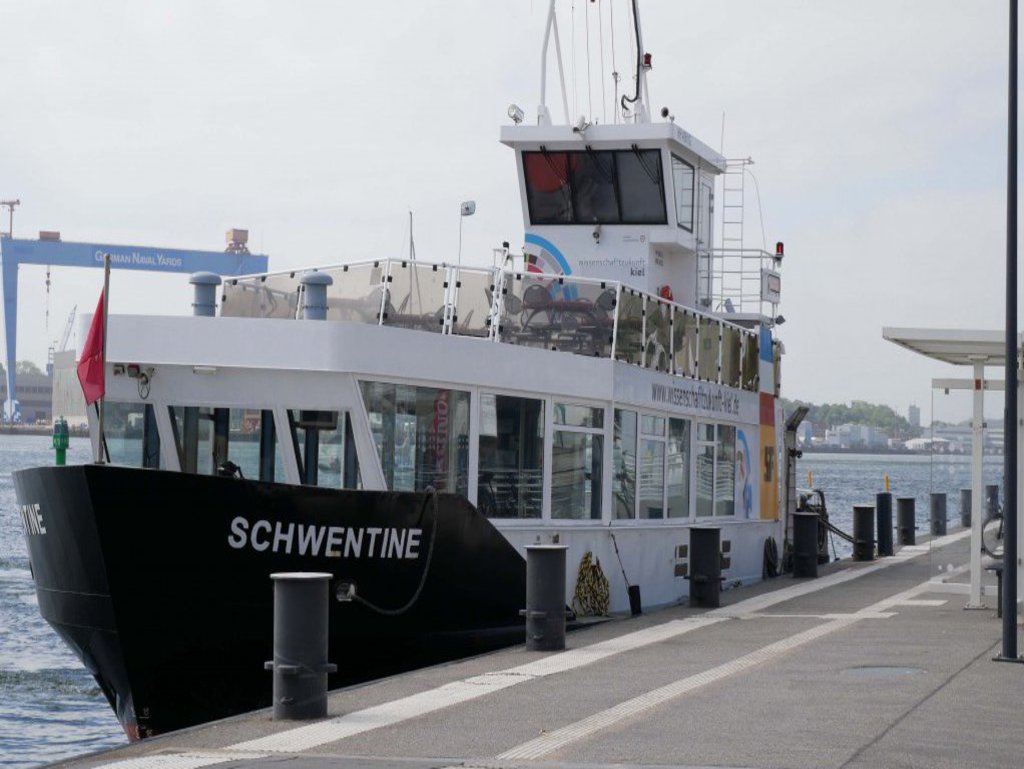 Ein Fährschiff mit dem Namen "Schwentine".