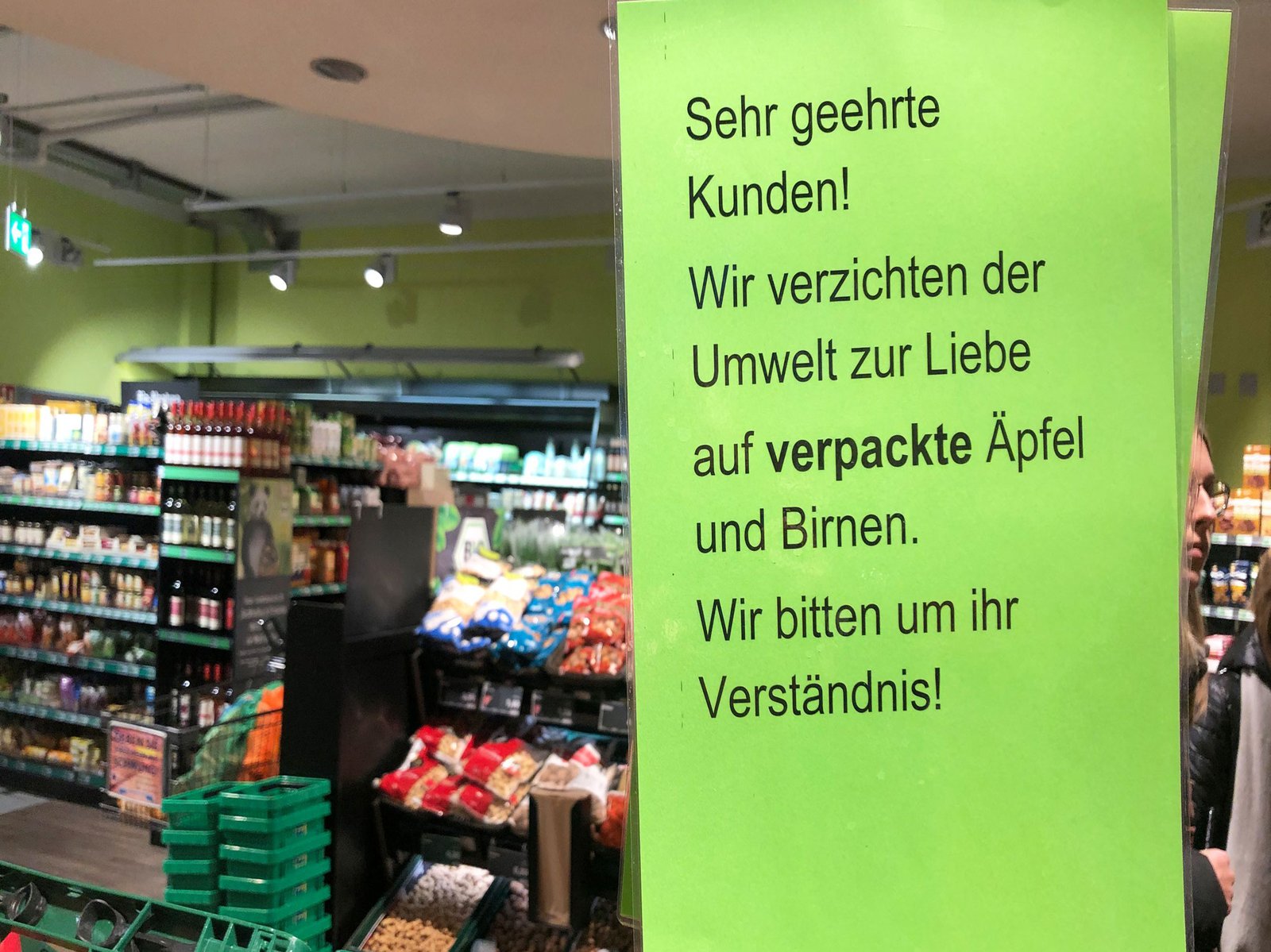 Das grüne Schid weist Kund*innen daraufhin, dass Äpfel und Birnen der Umwelt zu Liebe unverpackt bleiben.