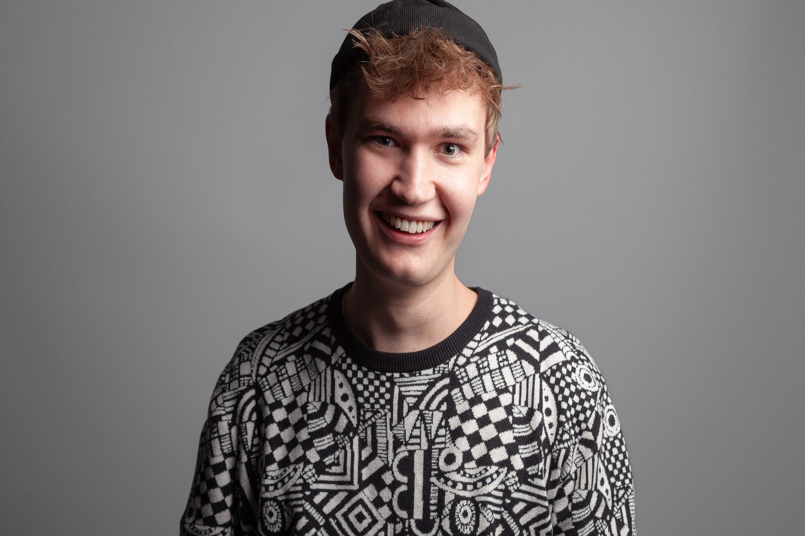 Portrait eines jungen Mannes mit Mütze