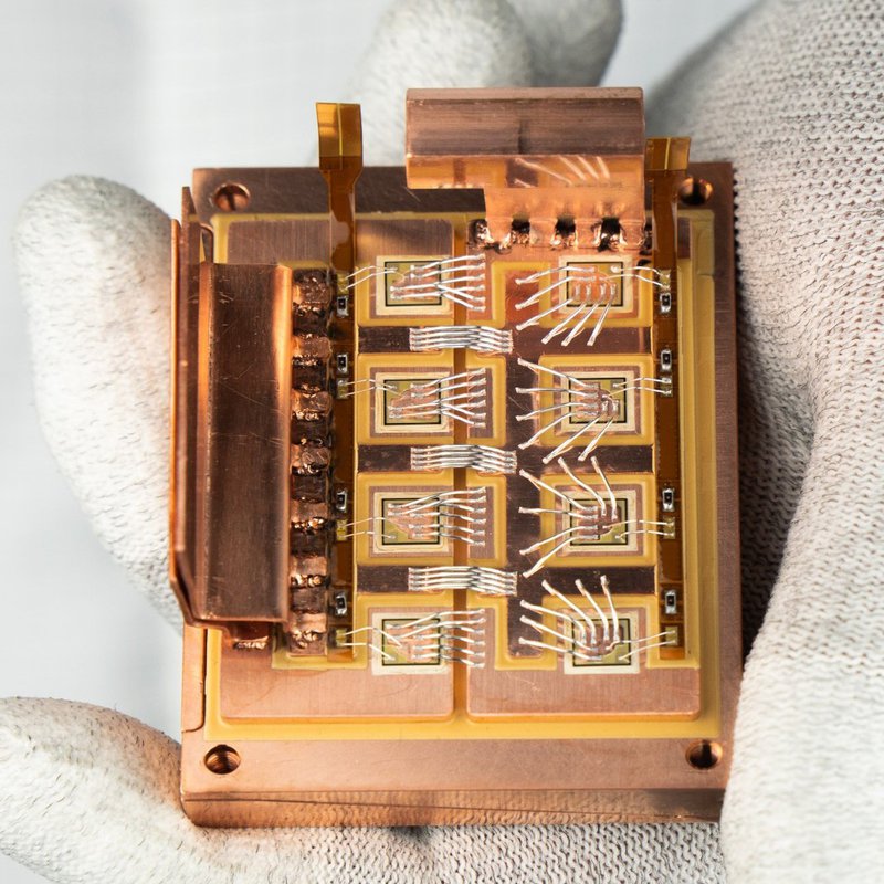 ein leistungselektronisches Bauteil in deiner behandshuten Hand  