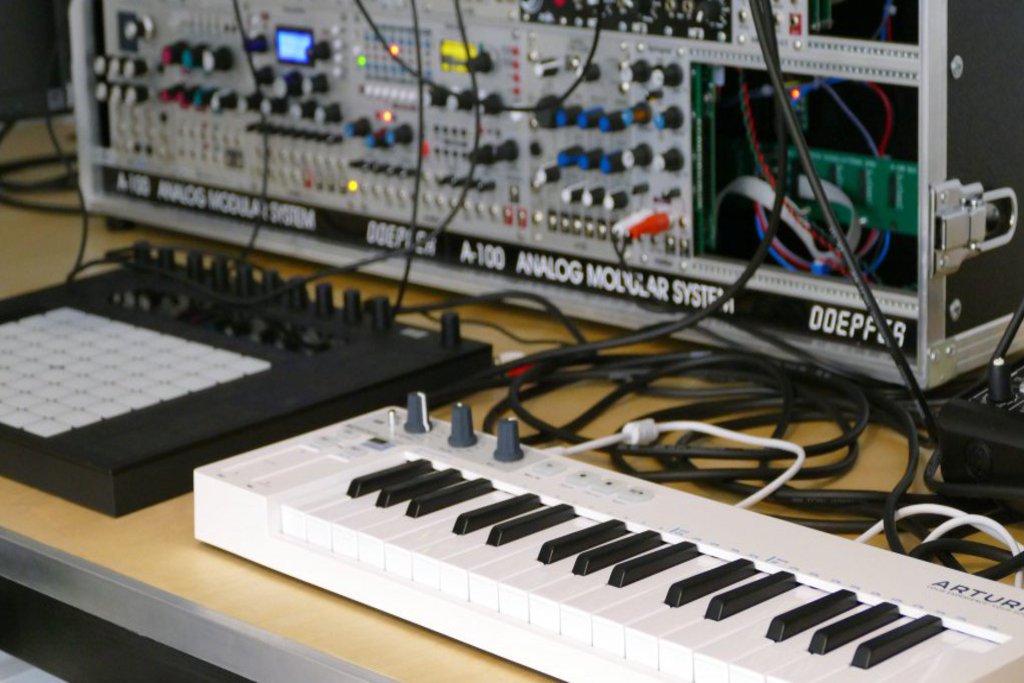 Ein weisses und ein schwarzes Keyboard stehen vor einem Schaltkasten.