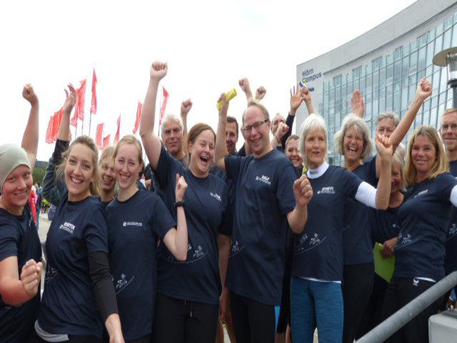 Ein Team von Kanuten posiert freudig vor der Kamera.