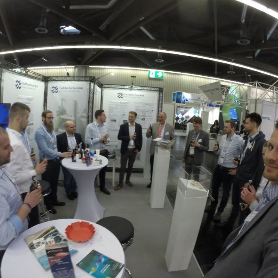 Foto: Dominik Hilper Menschen an Stehtischen