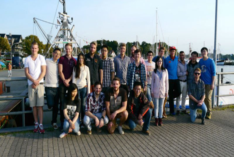 Eine Gruppe internationaler Studierender posiert im Freien.