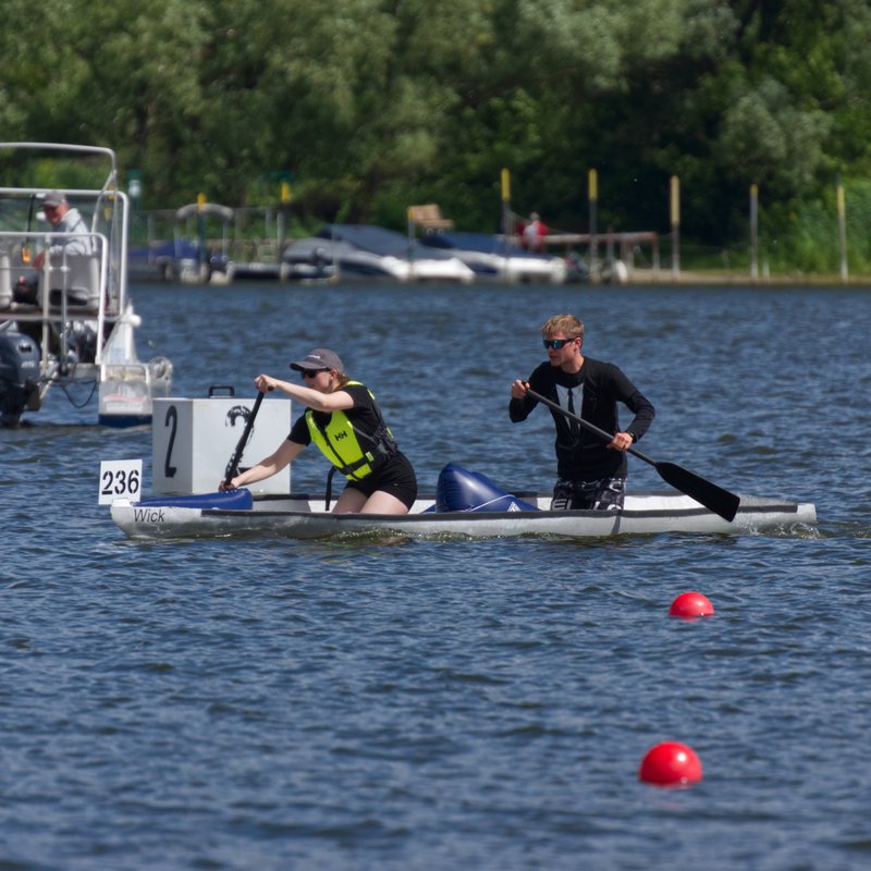 zwei Personen in einem Betonkanu