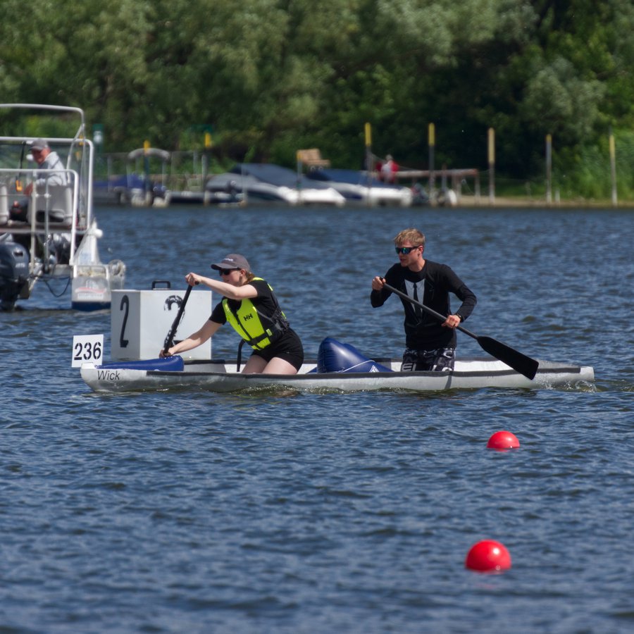 zwei Personen in einem Betonkanu