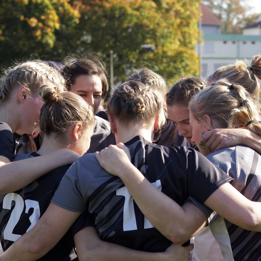 Foto: Amelie Körbs  Gruppe von Frauen steckt Köpfe zusammen