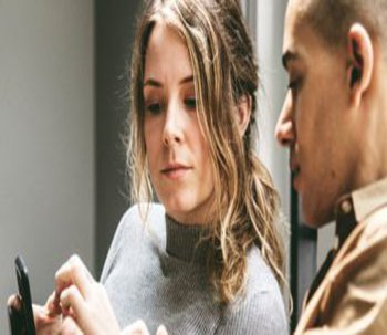 Frau und Mann im Gespräch