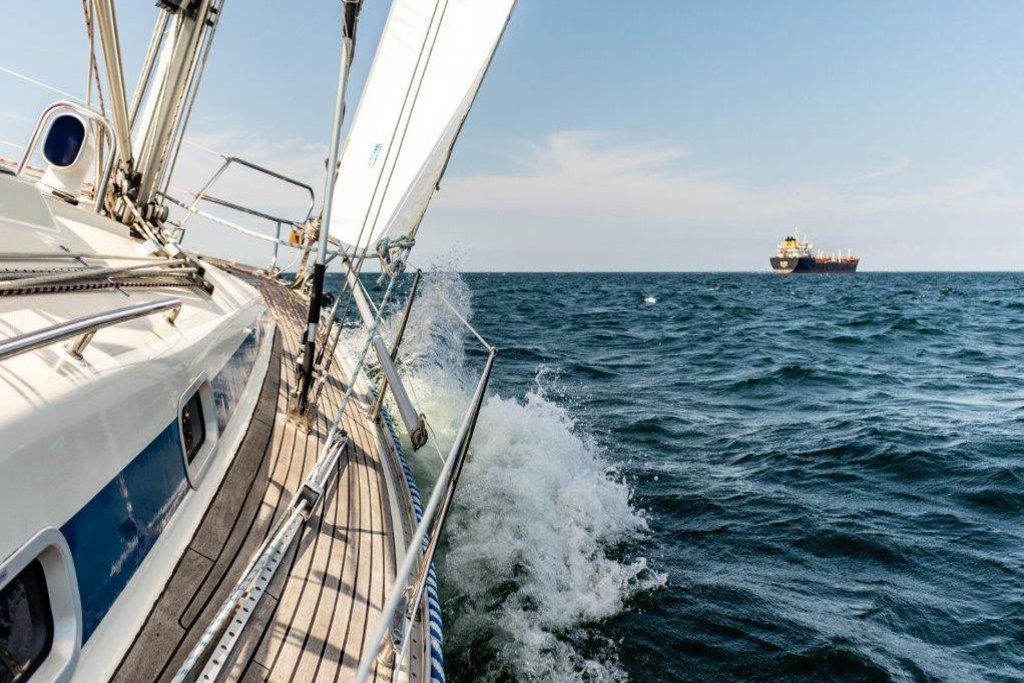 Ein fahrendes Segelboot in Kurvenlage.