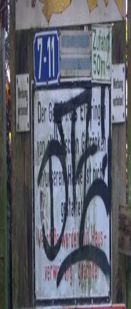 Eine Tür zu einem Schrebergarten ist versehen mit Warnschildern und Sicherheitshinweisen.