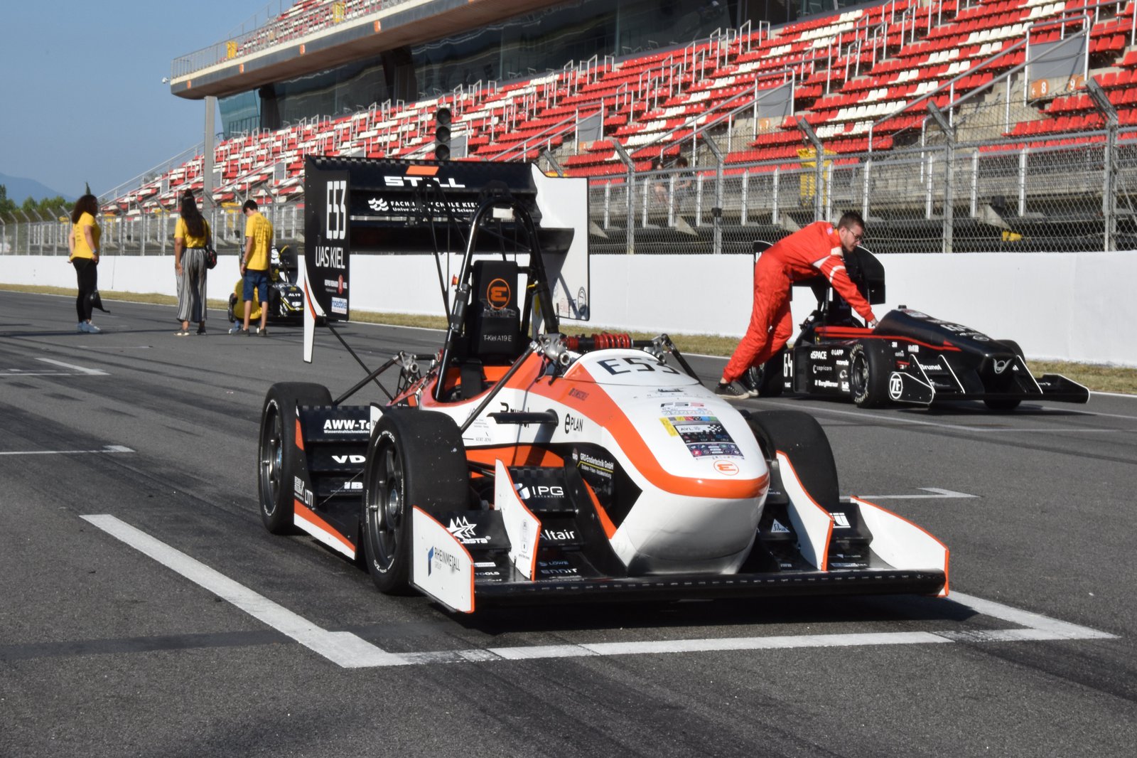 Ein Rennauto von Raceyard auf einer Rennstrecke.