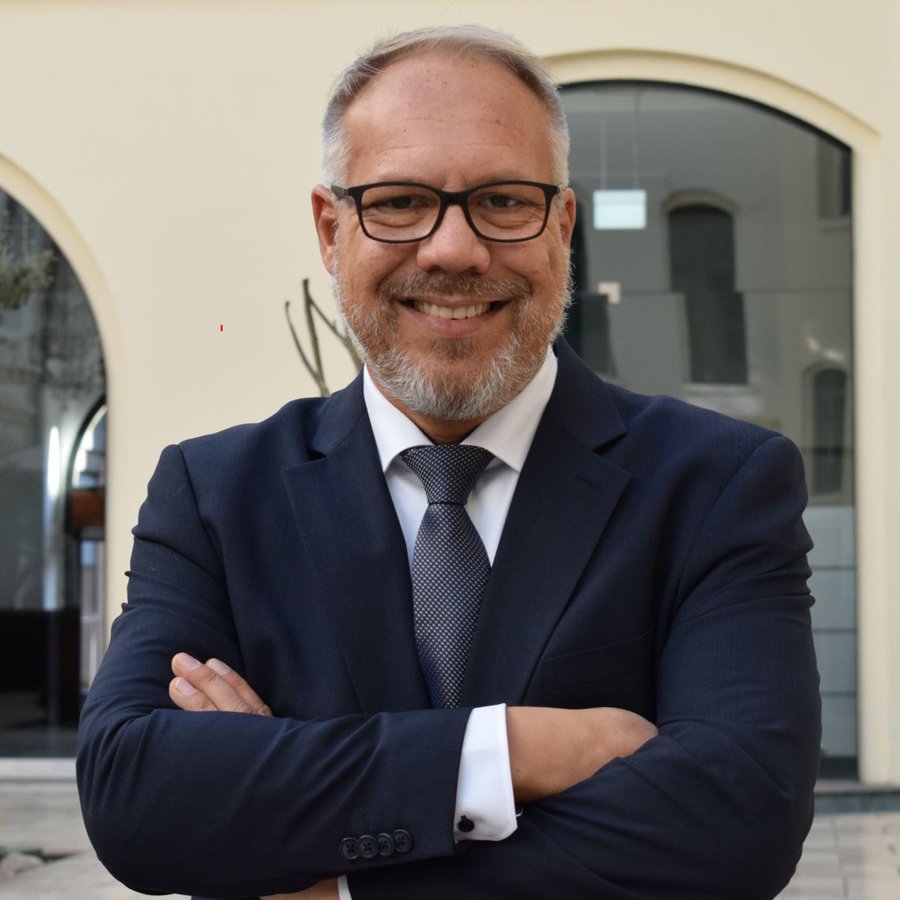 Foto: Schmidt ein Mann vor einem Haus im Portrait