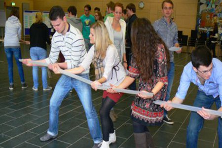 Die Studierenden müssen gemeinschaftlich eine Aufgabe lösen.