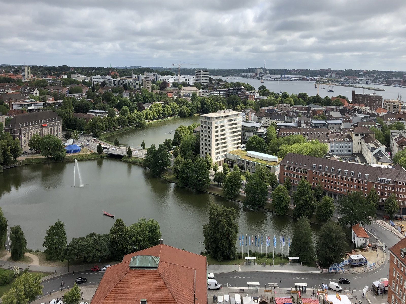 Das Bild zeigt die Brücke zwischen großem und kleinem KIel und die umgebenden Häuser, aus der Vogelperspektive.
