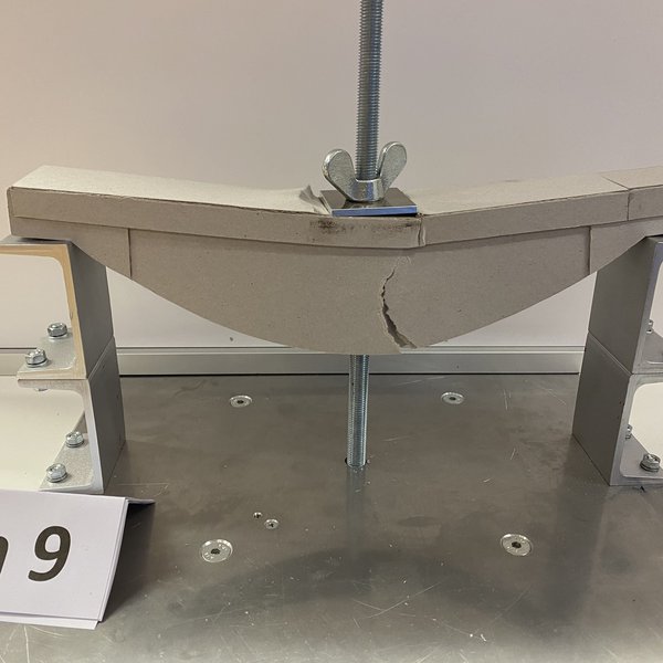 Foto: Keindorf Pappmodell einer Brücke im Taglasttest