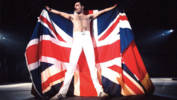Freddie Fercury mit der Flagge von Großbritannien in beiden Händen